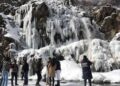 Frozen waterfall at Drung in Tangmarg draws tourists’ attention