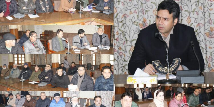 DC Srinagar holds Public Darbar at Banquet Hall; listens to issues of Traders, Transporters of City Centre