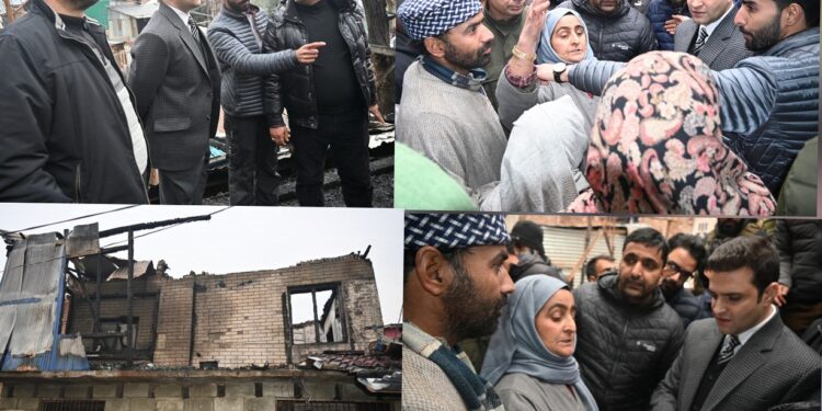DC Kulgam visits Paniwah, provides immediate relief to fire-affected families