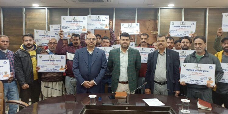 JMC Commissioner gives away Dogri version PM SVAinidhi plates to street vendors