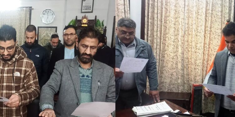 Div Com Kashmir administers oath on National Voters Day