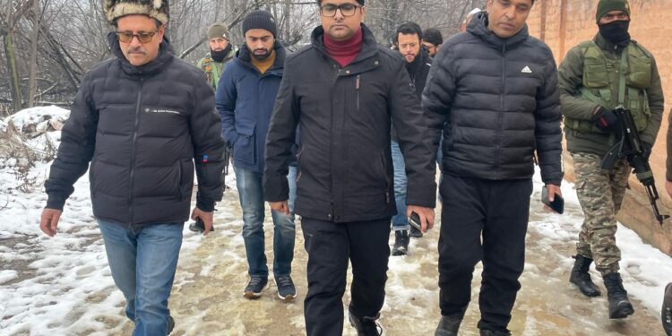 SMC intensifies Snow clearance, dewatering operations in Srinagar