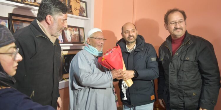 Handicrafts & Handloom Dept hails Master Craftsmen conferred Padma Shri, JK Govt Awards 2025
