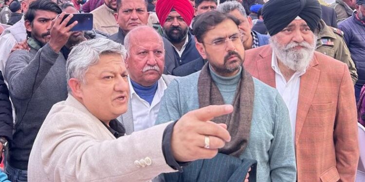 Satish Sharma inaugurates medical camp at Railway Station