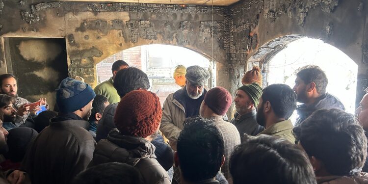 MLA Shopian expresses solidarity with fire victims of Saidpora Payen, assures support