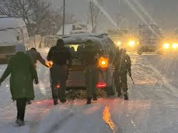 Gbl Police assist stranded tourists, locals amid heavy snowfall