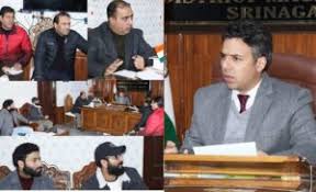 Distt admin Srinagar reaches out to the fire victims of Hazratbal
