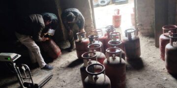 LMD Doda takes swift action against less weighment of LPG Cylinder