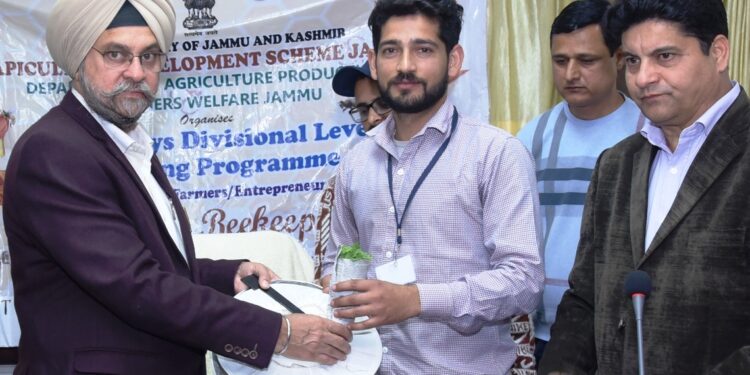 7 Day Training on Scientific Beekeeping concludes at Krishi Bhawan Jammu