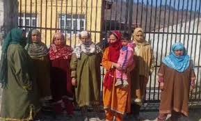 Budgam: Family Locks Primary Health Centre Over Unfulfilled Job, Compensation Promise