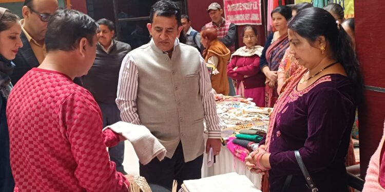Handicrafts-Handloom deptt Jammu organises awareness programme for Artisans, Weavers