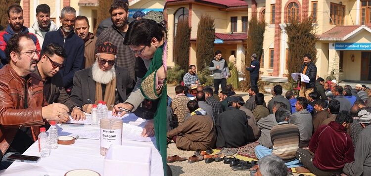 IICT holds Draw of Lots, selects 100 weavers for free modern carpet looms