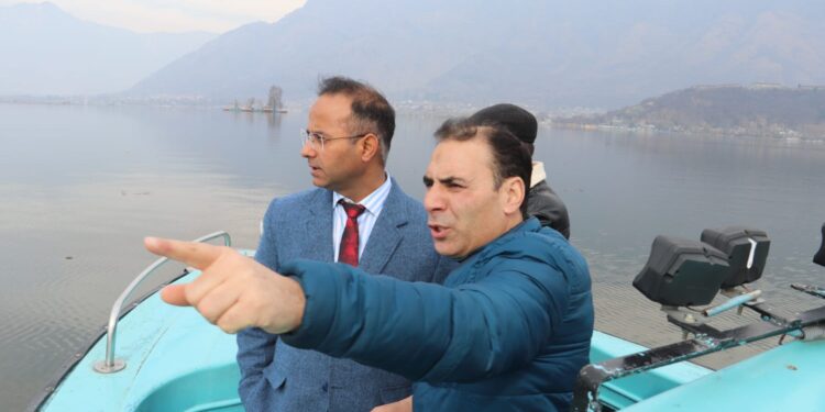 Shahid Saleem conducts extensive tour of Dal, Nigeen Lakes