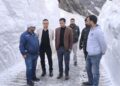 DC Shopian visits Mughal Road; inspects ongoing snow clearance operations