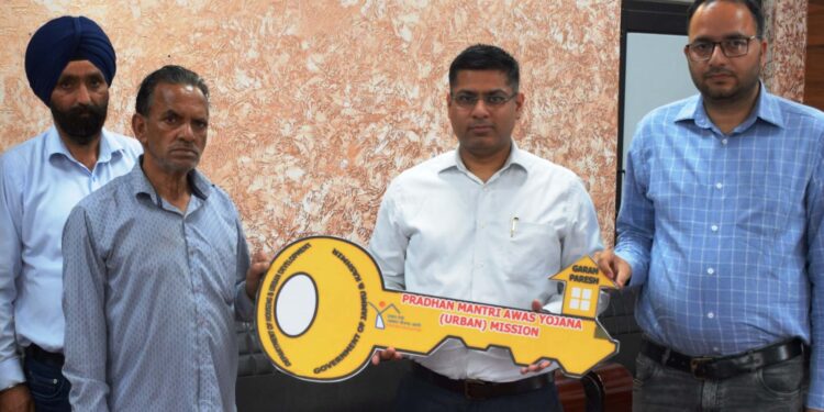 DC Poonch hands over house key to 500th PMAY-U Beneficiary
