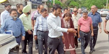 JMC Commissioner visits Trikuta Nagar to address Civic issues