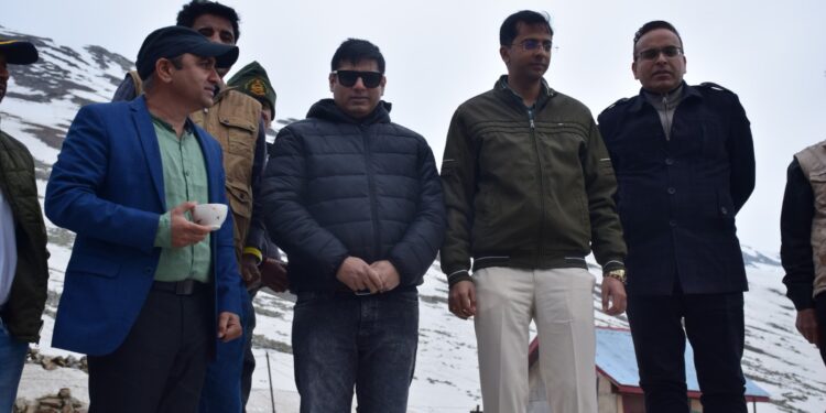 DC Shopian visits Mughal Road; reviews traffic worthiness post snow clearance