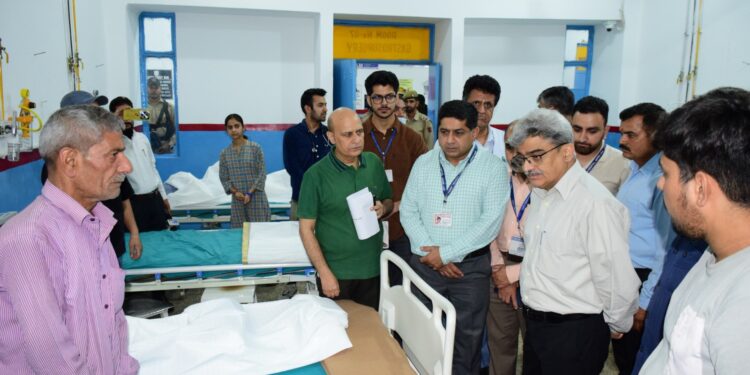 Dulloo visits GMC Jmu to assess health of cross-border shelling victims