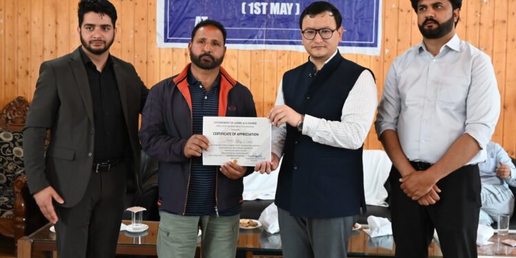 Baramulla observes ‘International Labour Day’