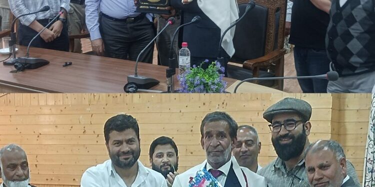 Distt Admin B’pora bids adieu to GM DIC Mushtaq Ahmad Bhat on superannuation