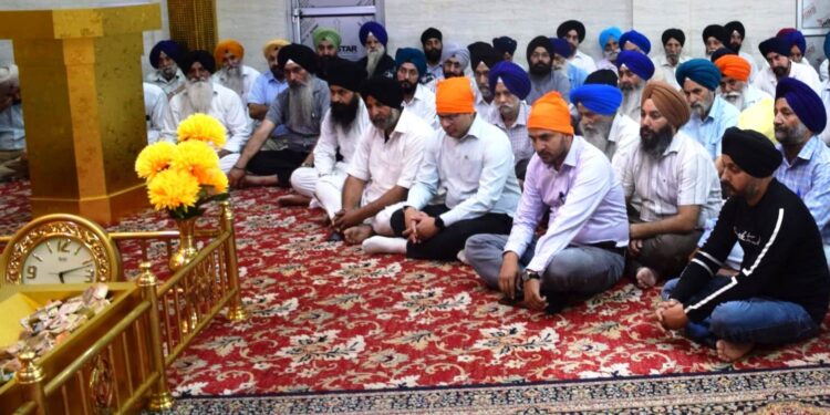 Deputy Commissioner Poonch visits Gurudwara Sahib, pays tribute to shelling victim S. Amarjit Singh