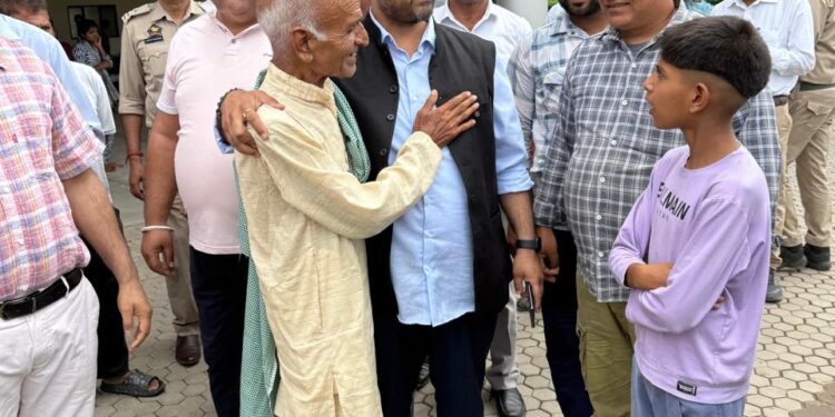 Satish Sharma visits GMC Jammu; enquires about health of Cross Border shelling victims