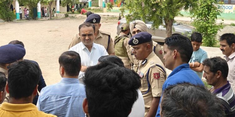 Div Com, IGP Jammu visit Nowshera to review facilities for border area residents shifted to relief camps
