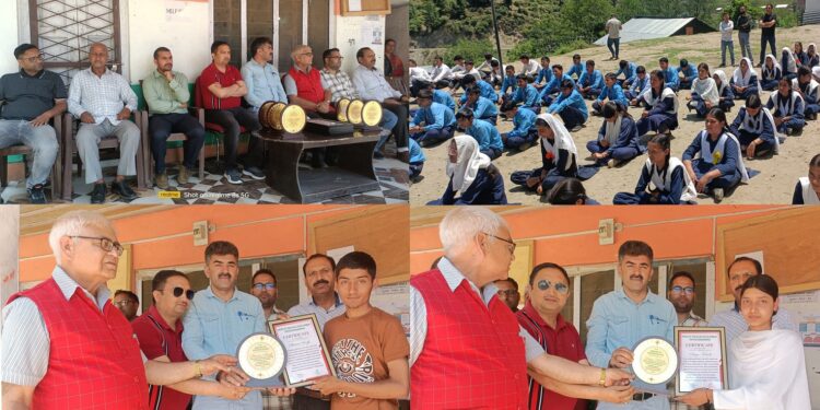 GHSS Dradhu felicitates meritorious students, discusses developmental priorities