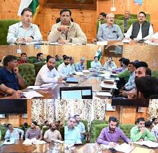 DC Shopian visits Mughal Road, assesses landslide clearance operations