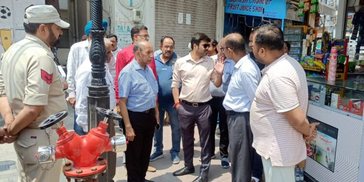 Commissioner JMC visits Rajendra Bazar to address civic issues