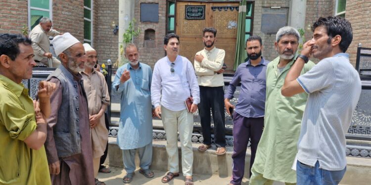 SDM Khansahib visits Ziyarat Syed Soleh Khan, reviews arrangements for Annual Urs