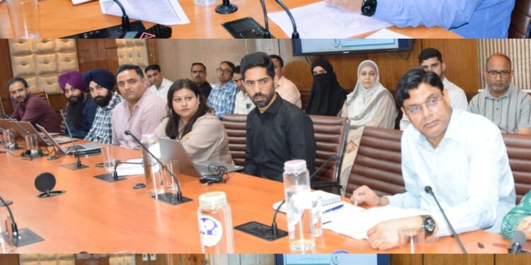 Secretary reviews implementation, progress on IT projects