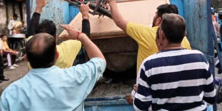 JMC seizes 25 unauthorized rehries in anti-encroachment dive across Jammu city