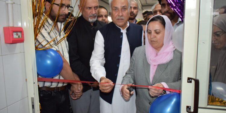Sakeena Itoo visits Pampore Constituency; reviews functioning of key health, education facilities