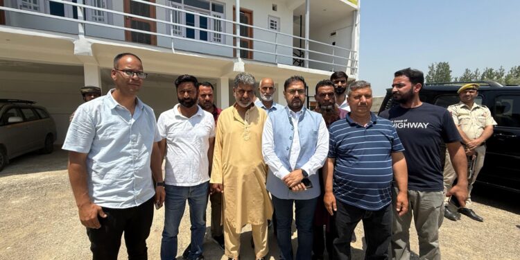 Railway Taxi Association meets Satish Sharma; seeks inclusion in transport upgradation initiatives