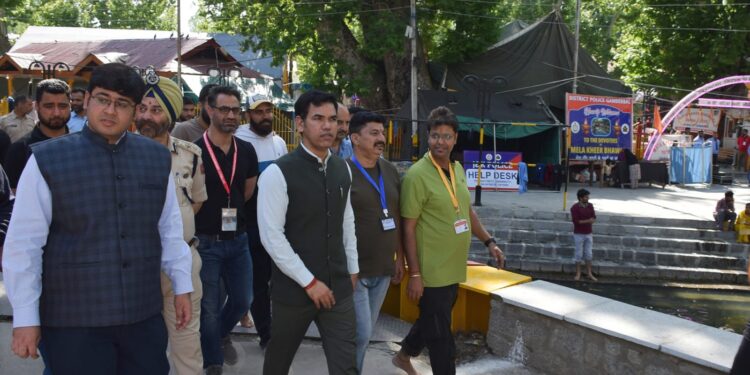 Div Com Kashmir visits Tulmulla, reviews arrangements for Mela Kheerbhawani