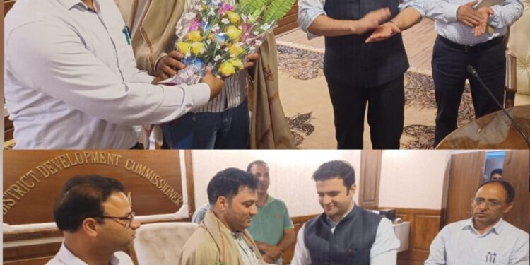 Distt admin Kulgam accords warm farewell to outgoing CPO Zahid Sajjad