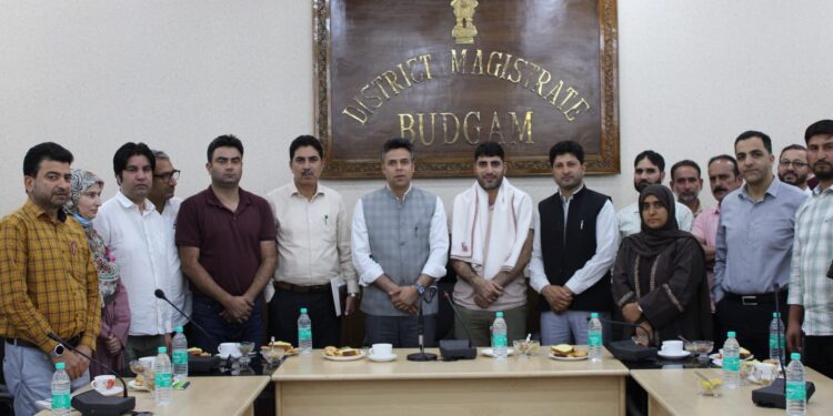 Distt admin Budgam accords warm farewell to outgoing CPO Irfan Ahmad Giri