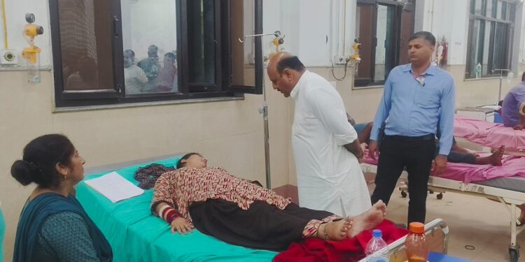 Dy CM conducts late hour inspection of SDH RS Pura, emphasizes on proper patient care, sanitation