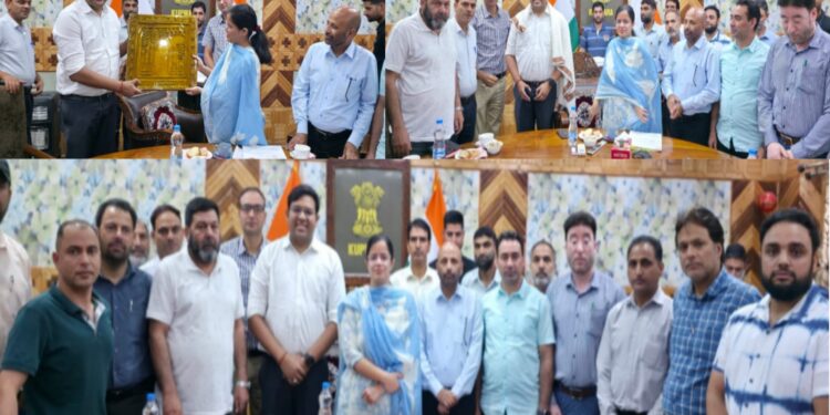 Distt admin Kupwara bids farewell to outgoing DFO Anurag Arya