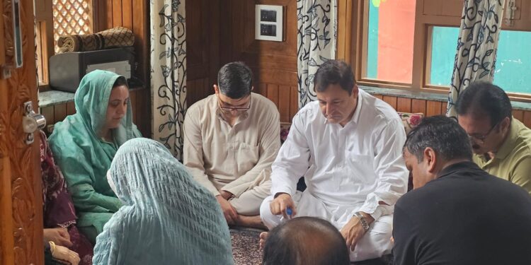 Sakeena Itoo, Javid Dar pay condolence visit to CM’s OSD’s Family