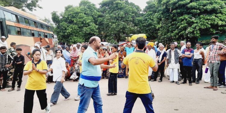 DIPR artists present Nukkad Natak to raise awareness among Shri Amarnath Ji Yatra Pilgrims