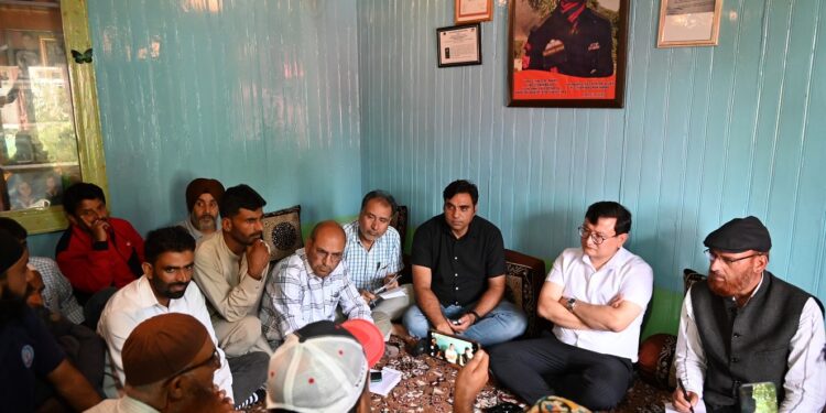 DC B’la visits remote village Naribal in Rafiabad to honour Kargil Martyr L.Naik GM. Khan (Vir Chakra)