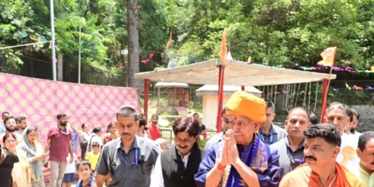 Lieutenant Governor attends Harbah Utsav, pays obeisance at Mata Sidh Lakshmi Temple at Lok Bhawan, Anantnag