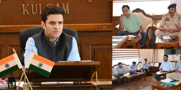 DC reviews measures for smooth traffic flow in Kulgam town
