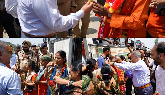 SANJY 2025: Bandipora admin receives first batch of Shri Amarnathji pilgrims at Shadipora Transit Camp
