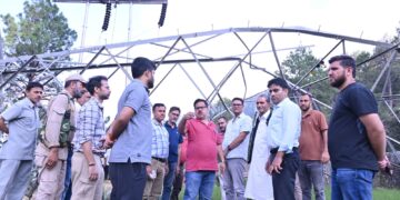 ACR Kishtwar inspects power restoration works at Suigwari