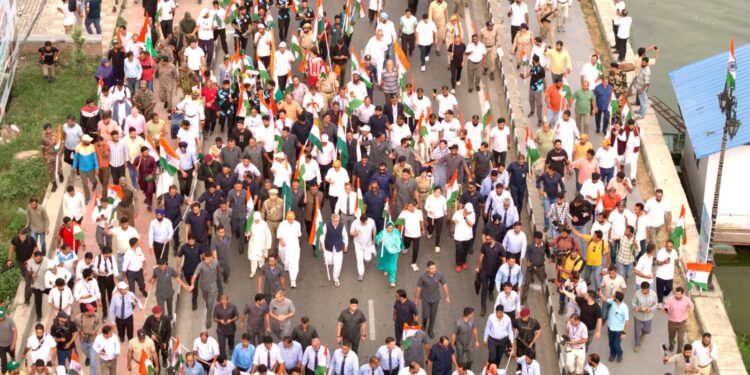 Lieutenant Governor flags off Tiranga Yatra from Dal Lake in Srinagar