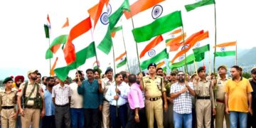 Five-kilometre human chain glows in Tricolours under Har Ghar Tiranga campaign 2025 in Poonch