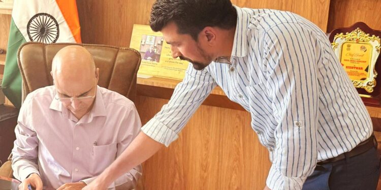DC Kishtwar disburses compensation to four families of road accident victims
